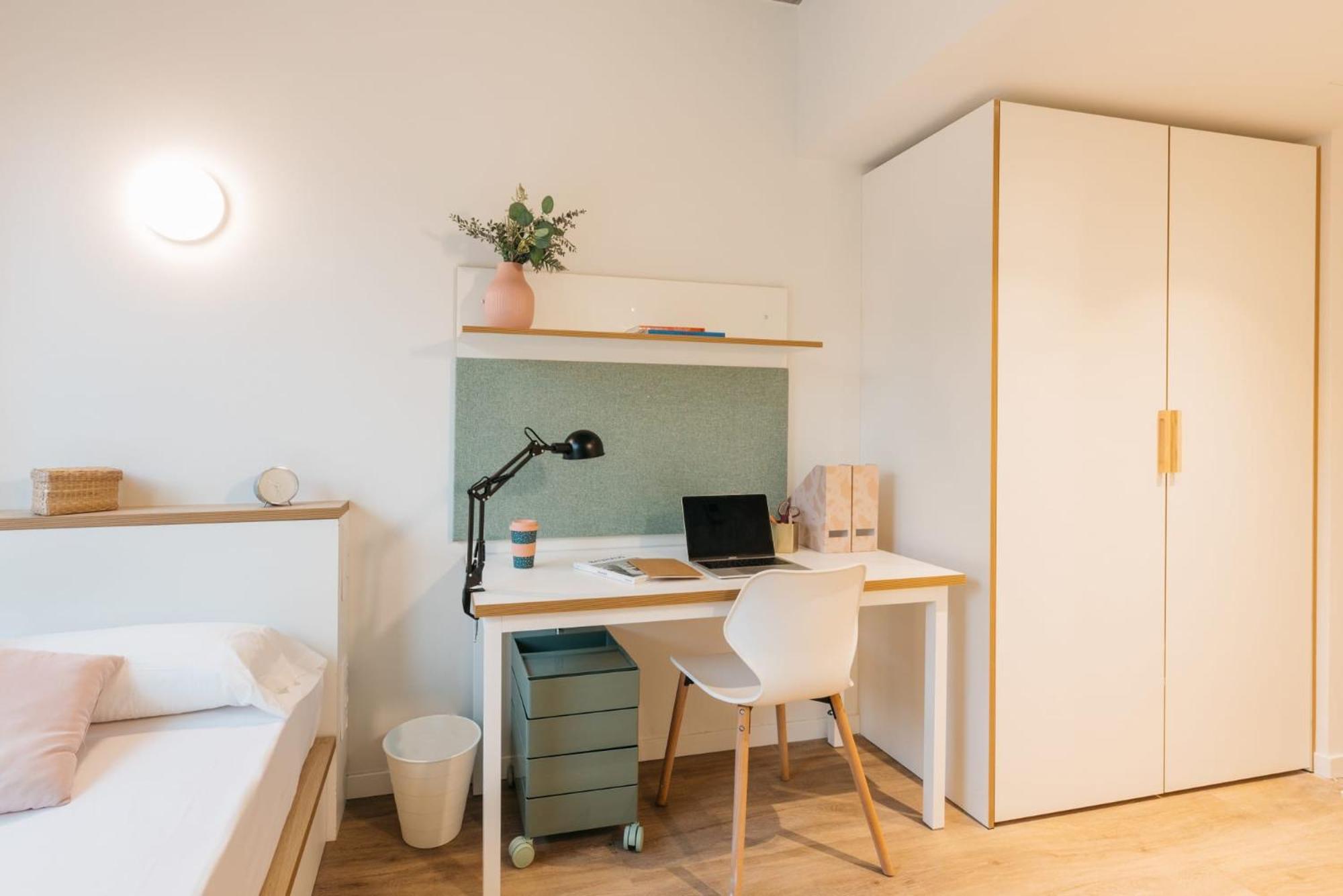For Students Studying In Barcelona Only - Stunning Spacious Studios And Private Rooms At Pallars Student Accommodation Dış mekan fotoğraf